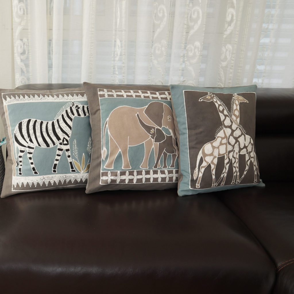 Housse de coussin teal girafes – Image 3
