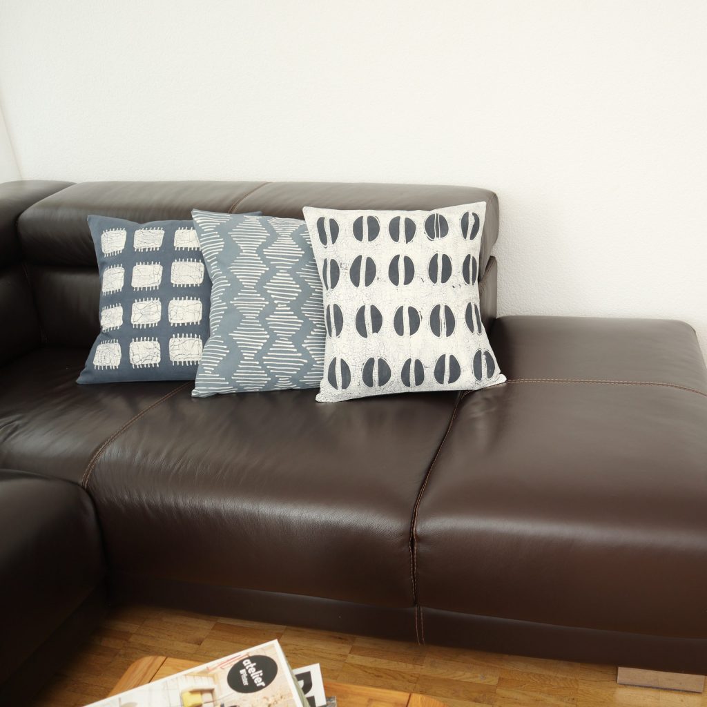 Housse de coussin line wave bleu – Image 3
