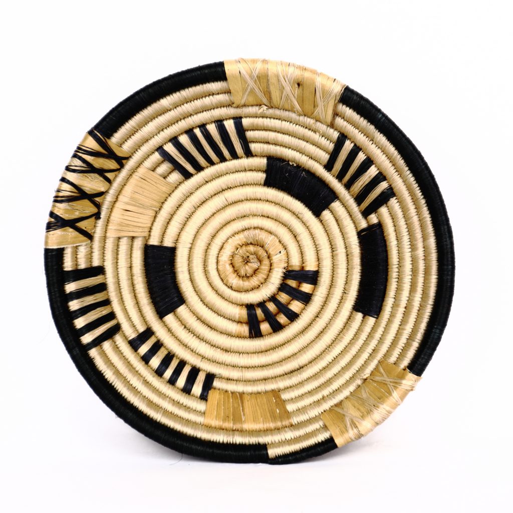 Petit panier rond tissé africain naturel – Image 3