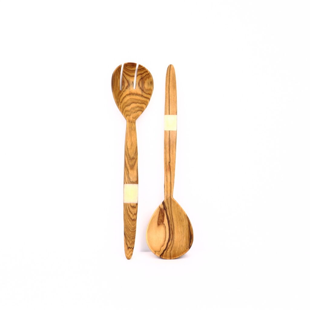 Couverts à salade en bois d'olivier motif os en plaque