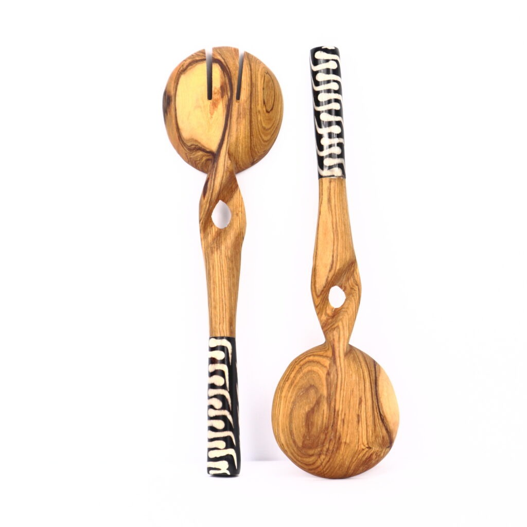 Couverts à salade en bois d'olivier torsadé déco batik – Image 3