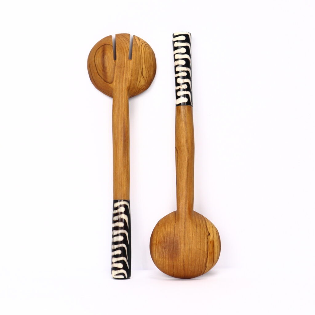 Couverts à salade ronds en bois d'olivier déco batik – Image 3