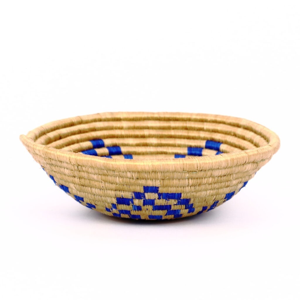 Petit panier africain tissé beige losanges bleu #1