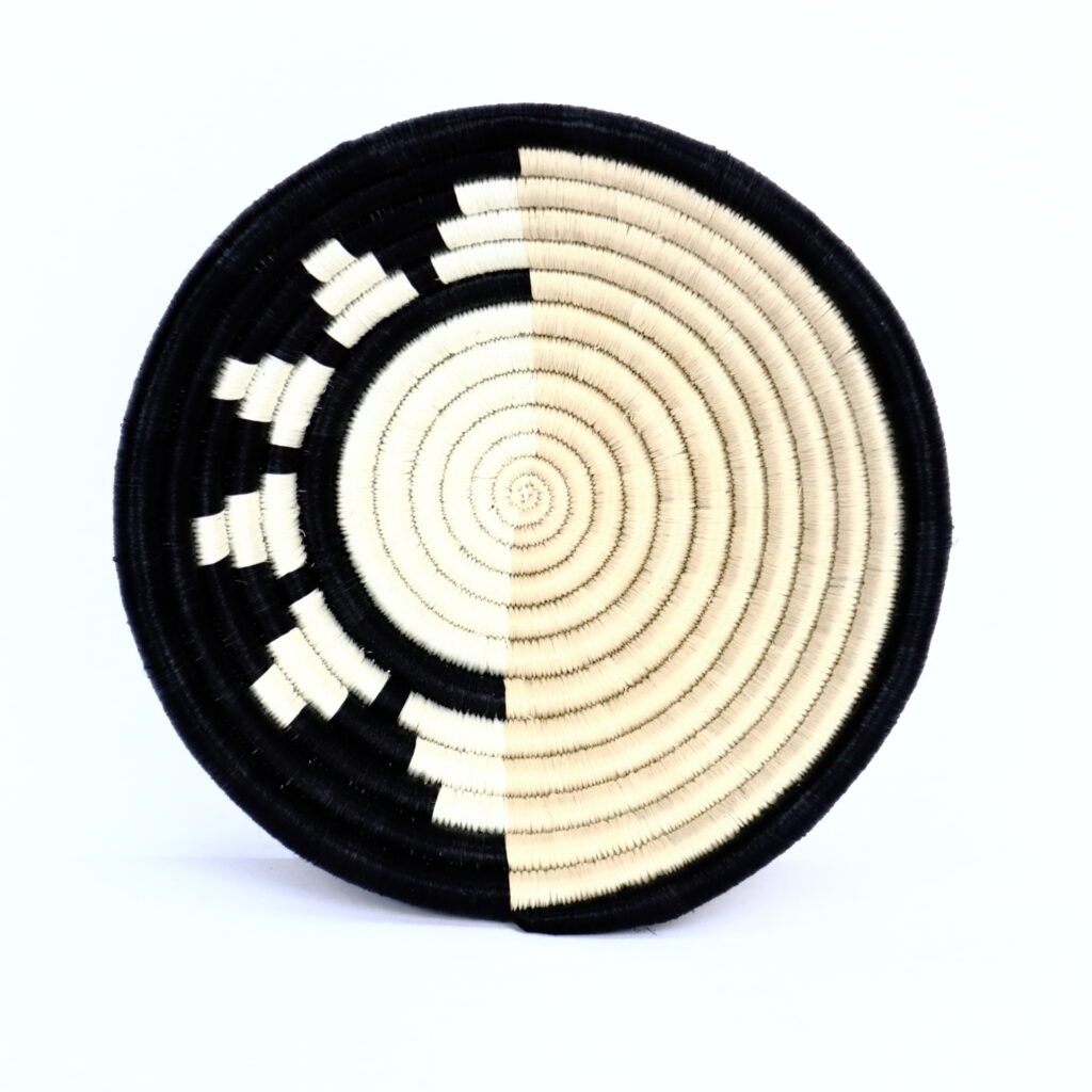 Petit panier africain tissé mi soleil-lune noir beige #1