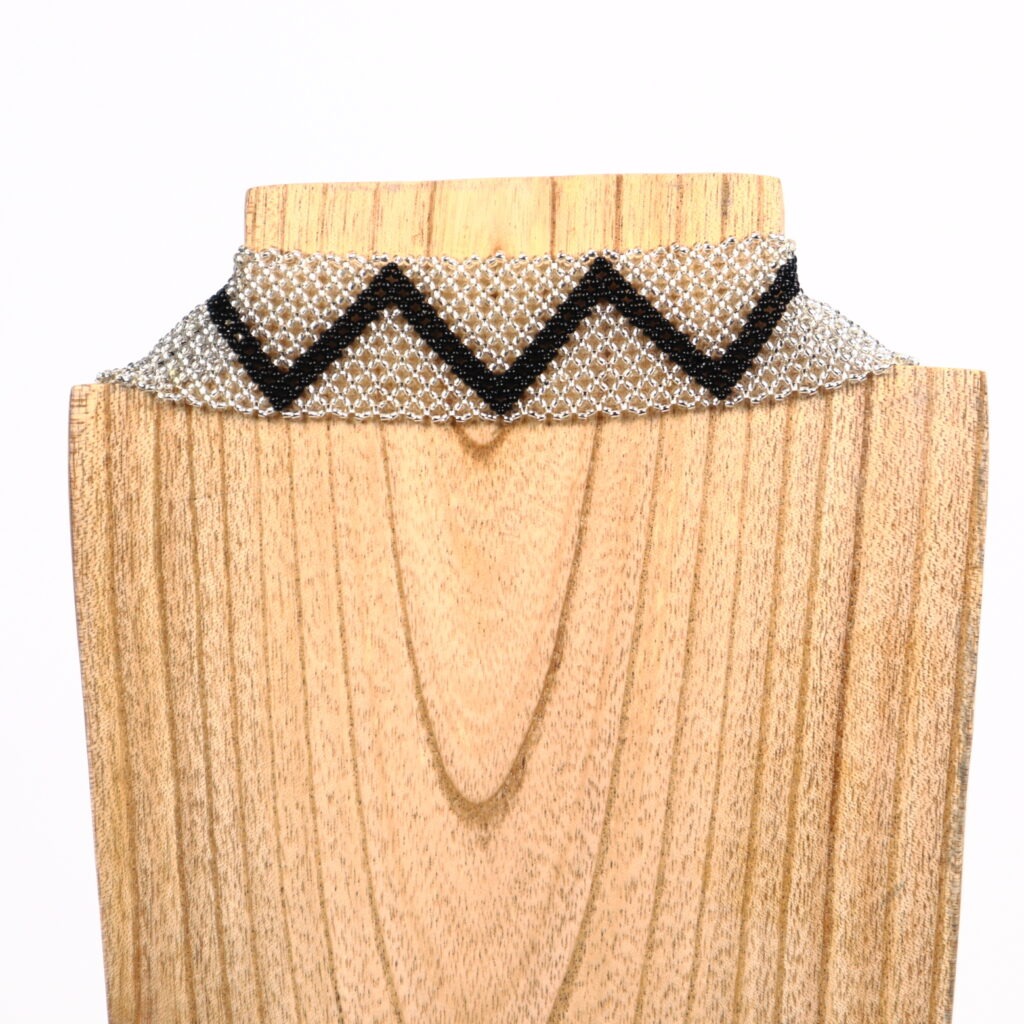 Collier massaï zigzag noir argenté – Image 3