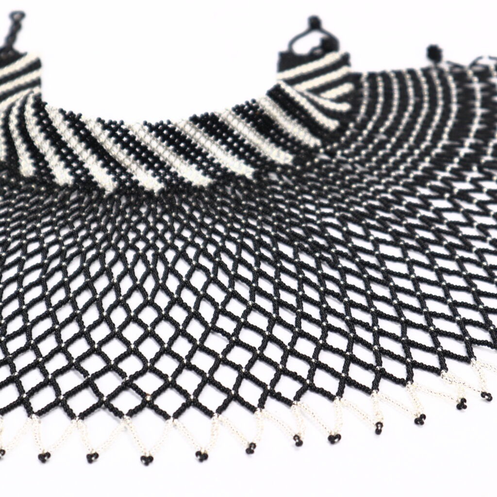 Ras-du-cou grille noir argenté – Image 5