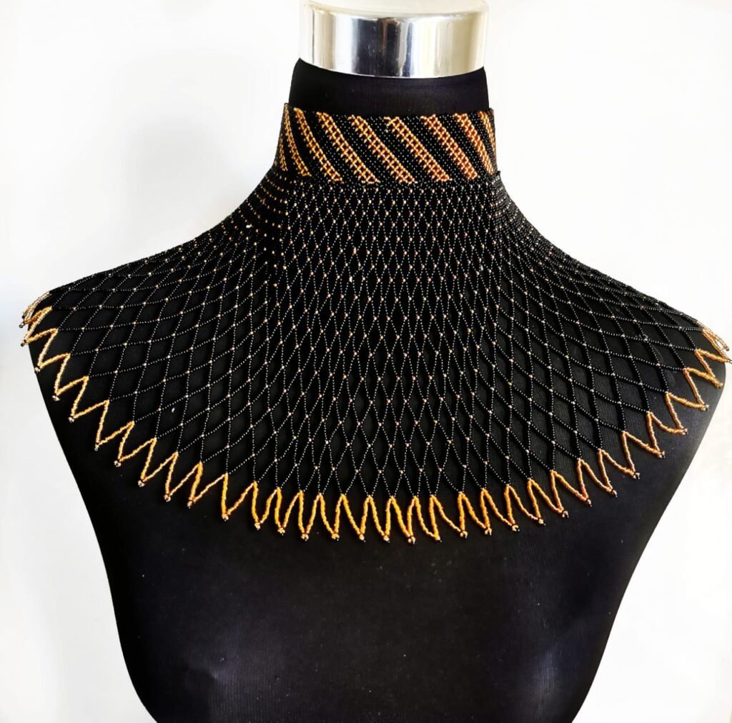 Ras-du-cou grille noir doré – Image 2